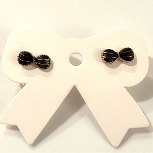 3️⃣Bow Stud Earrings